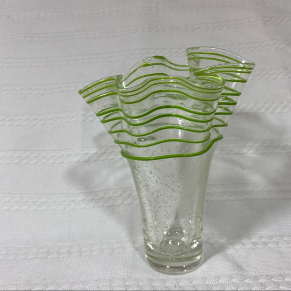 Vintage glass Flower vase green glass overlay in  a spiral - Picture 8 of 8